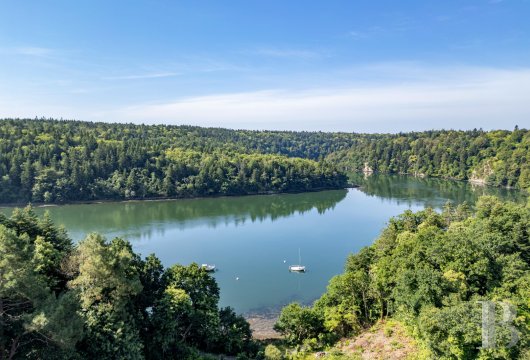 bretagne - En Finistère-sud, sur 600 m de rivage navigable au long de l'Odet, un château néo-gothique du 19e s., ses dépendances et son parc de 19 ha