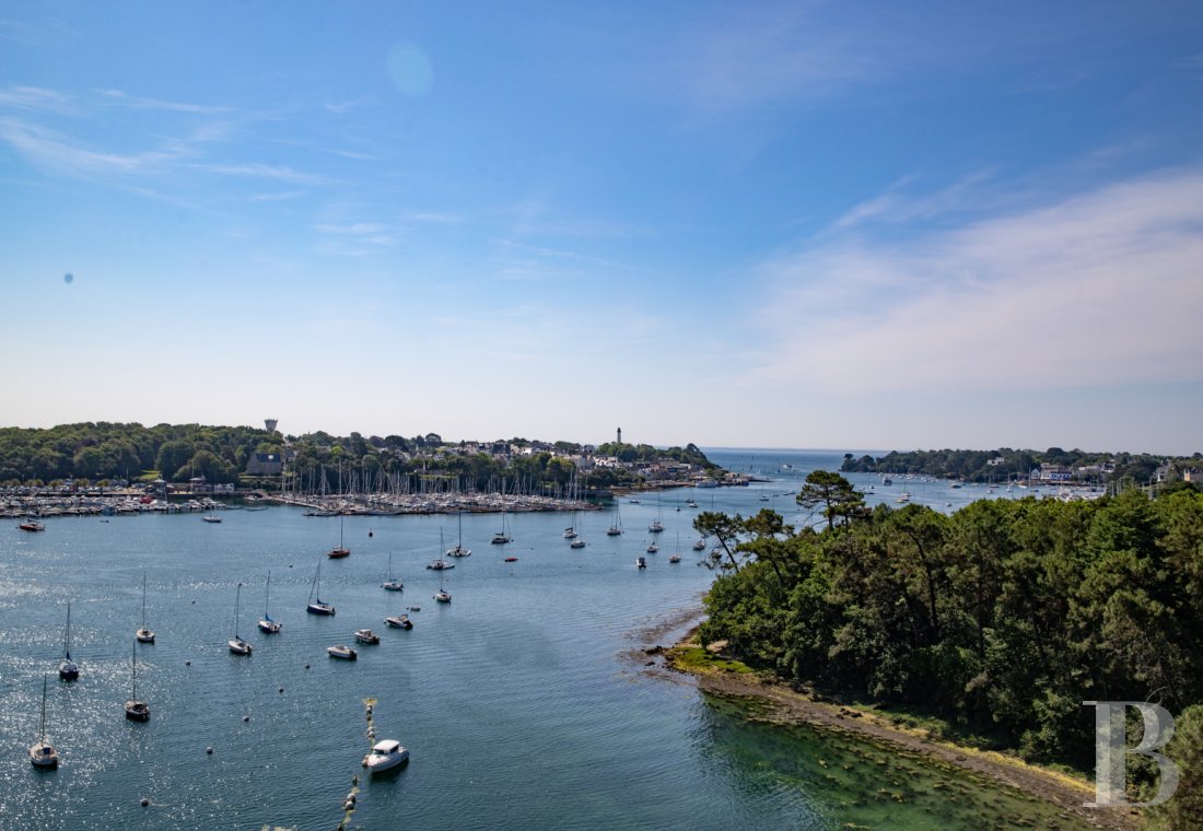 chateaux a vendre bretagne   - 24
