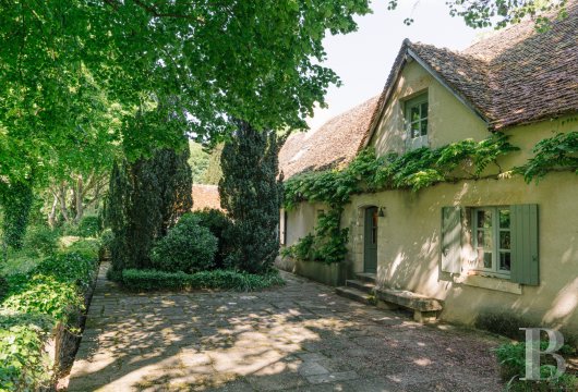 center-val-de-loire - A country property with a 60-hectare hunting ground,
 several dwellings, outhouses, a lake, moorland and woods