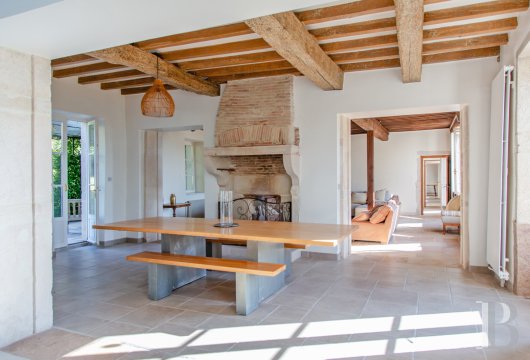 character properties France burgundy   - 8