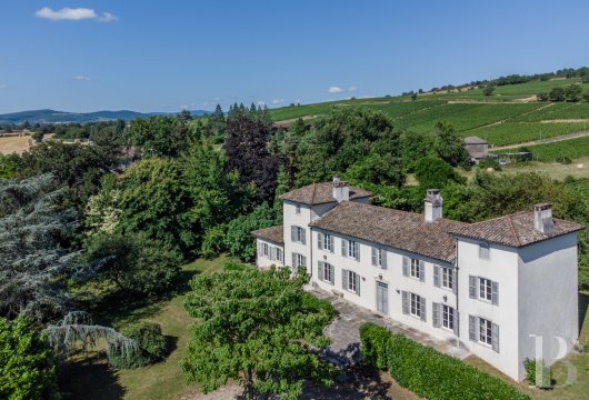 bourgogne - En Saône-et-Loire, au cœur d’un village et à 30 min d’une gare TGV,  une maison de maître et sa piscine sur un terrain de 5 600 m²
