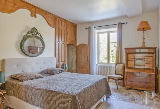 character properties France burgundy   - 15