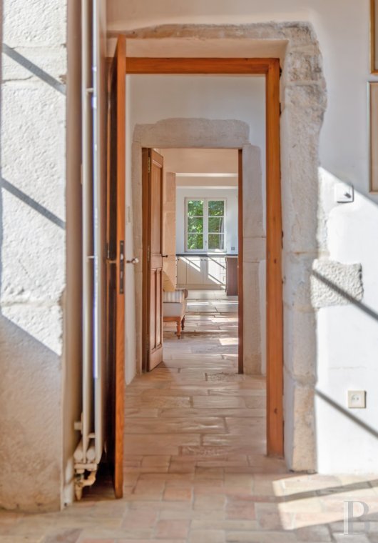 character properties France burgundy   - 10