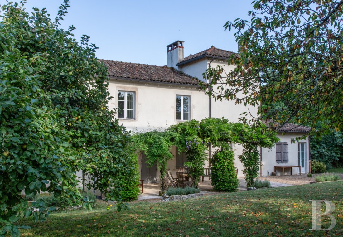 character properties France burgundy   - 2