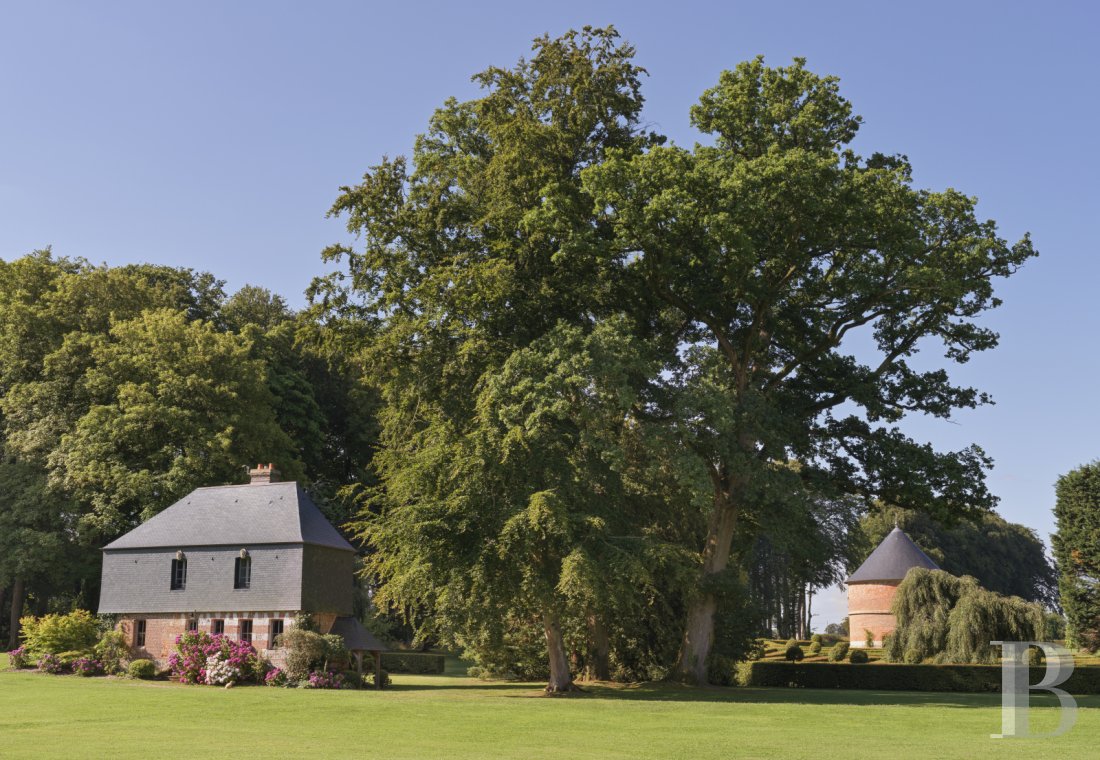 En Normandie, au sud-est de Fécamp, un domaine et ses multiples dépendances au milieu d’un immense parc - photo  n°4