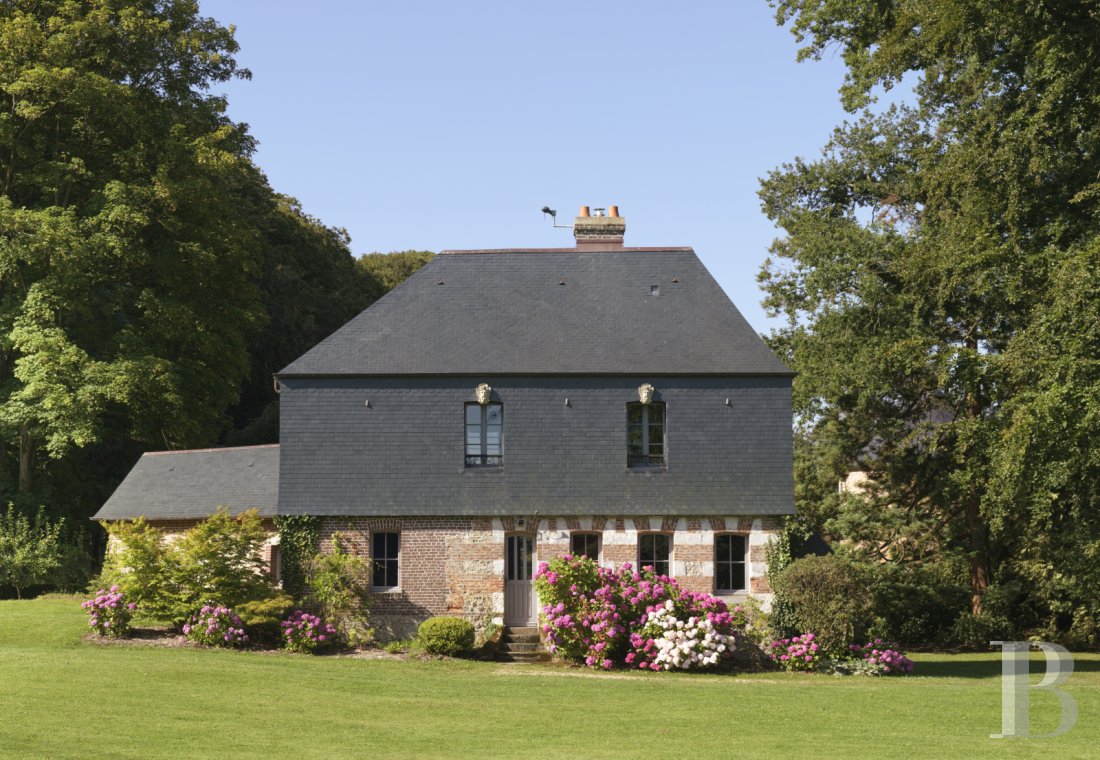 En Normandie, au sud-est de Fécamp, un domaine et ses multiples dépendances au milieu d’un immense parc - photo  n°24