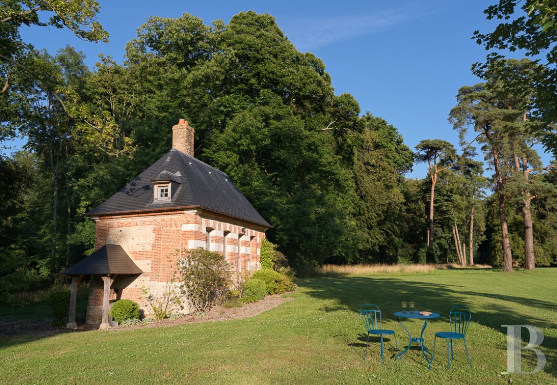 En Normandie, au sud-est de Fécamp, un domaine et ses multiples dépendances au milieu d’un immense parc - photo  n°35