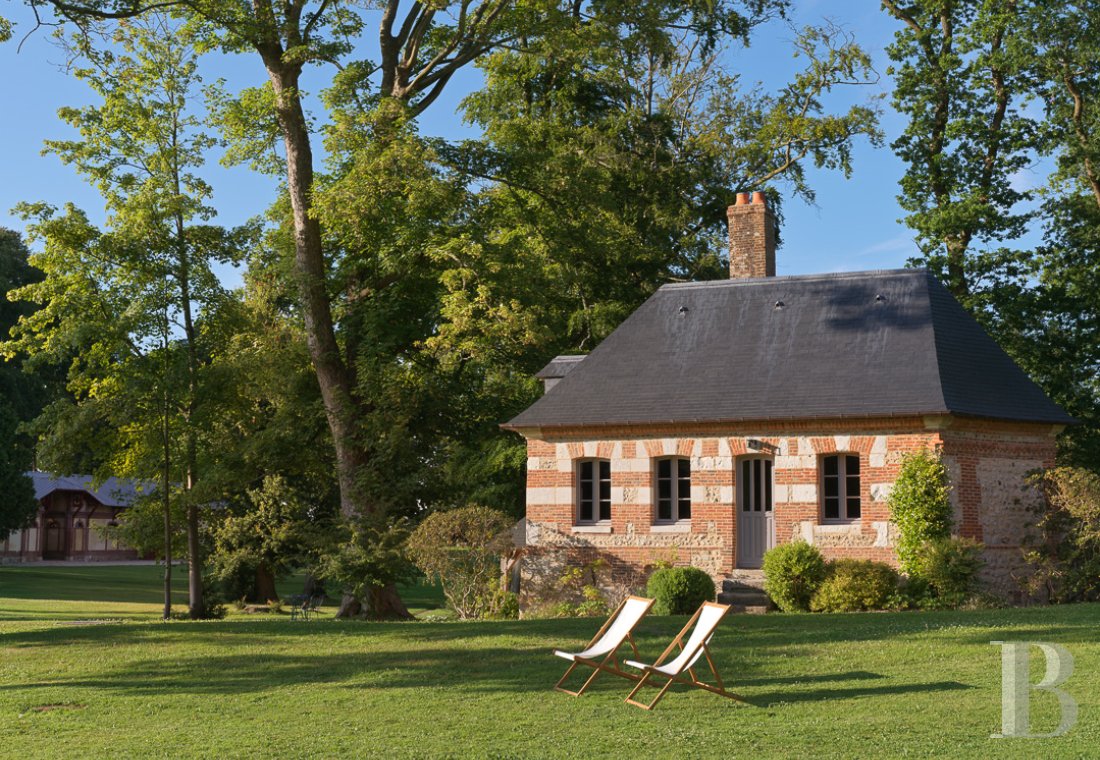 En Normandie, au sud-est de Fécamp, un domaine et ses multiples dépendances au milieu d’un immense parc - photo  n°30