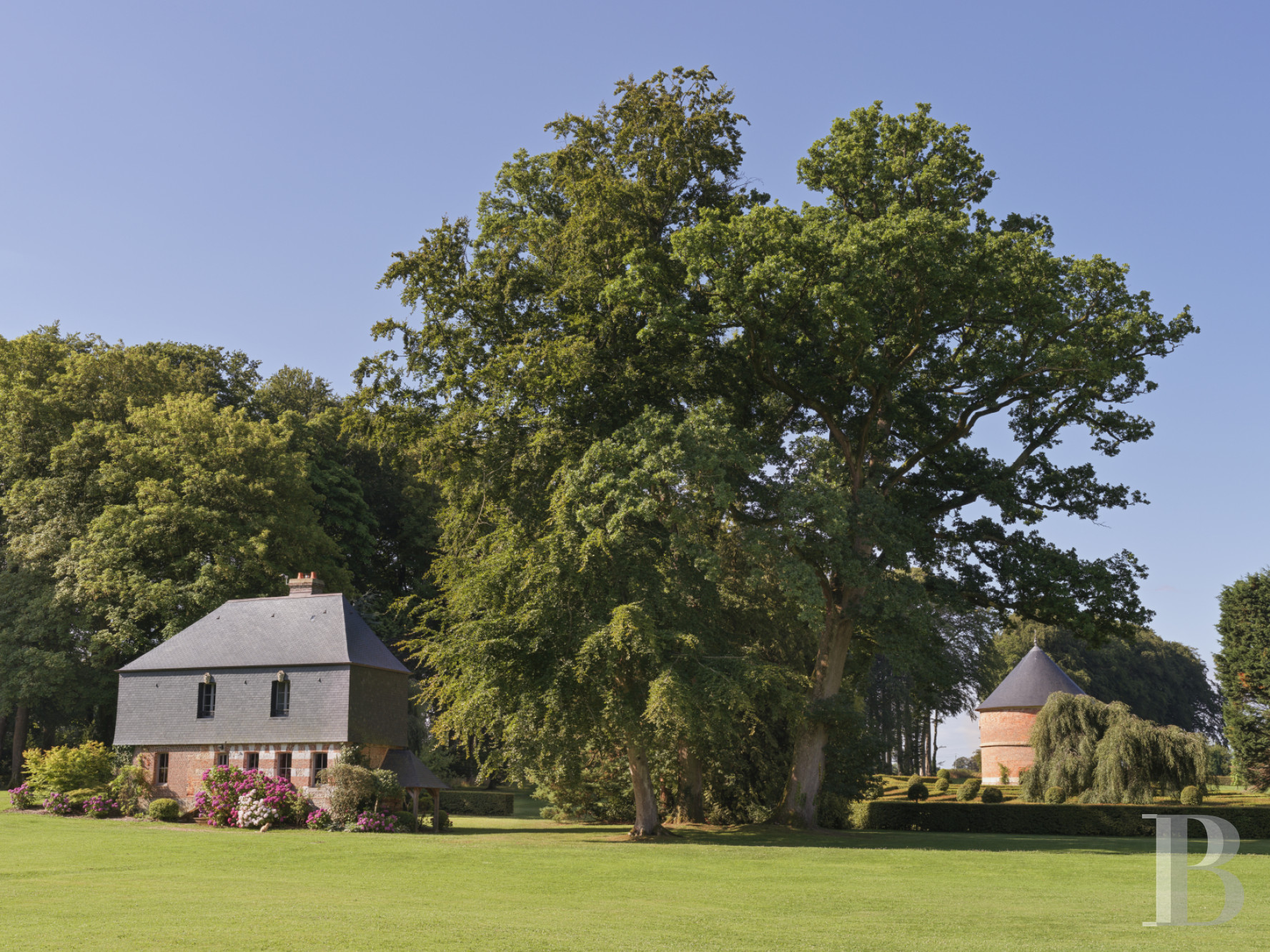 En Normandie, au sud-est de Fécamp, un domaine et ses multiples dépendances au milieu d’un immense parc - photo  n°4