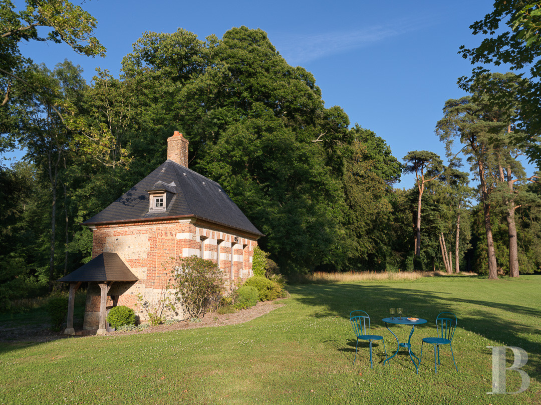 En Normandie, au sud-est de Fécamp, un domaine et ses multiples dépendances au milieu d’un immense parc - photo  n°35