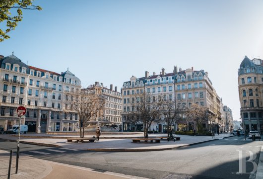 rhones-alpes - À Lyon, entre la place des Jacobins et la place Bellecour,  un grand appartement dans un immeuble du 17e s. 
