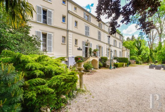 ile-de-france - Un château du 18e s. rénové en hôtellerie et ses dépendances, dans un parc boisé de 11 ha agrémenté d'un étang, à 1 h 30 de Paris