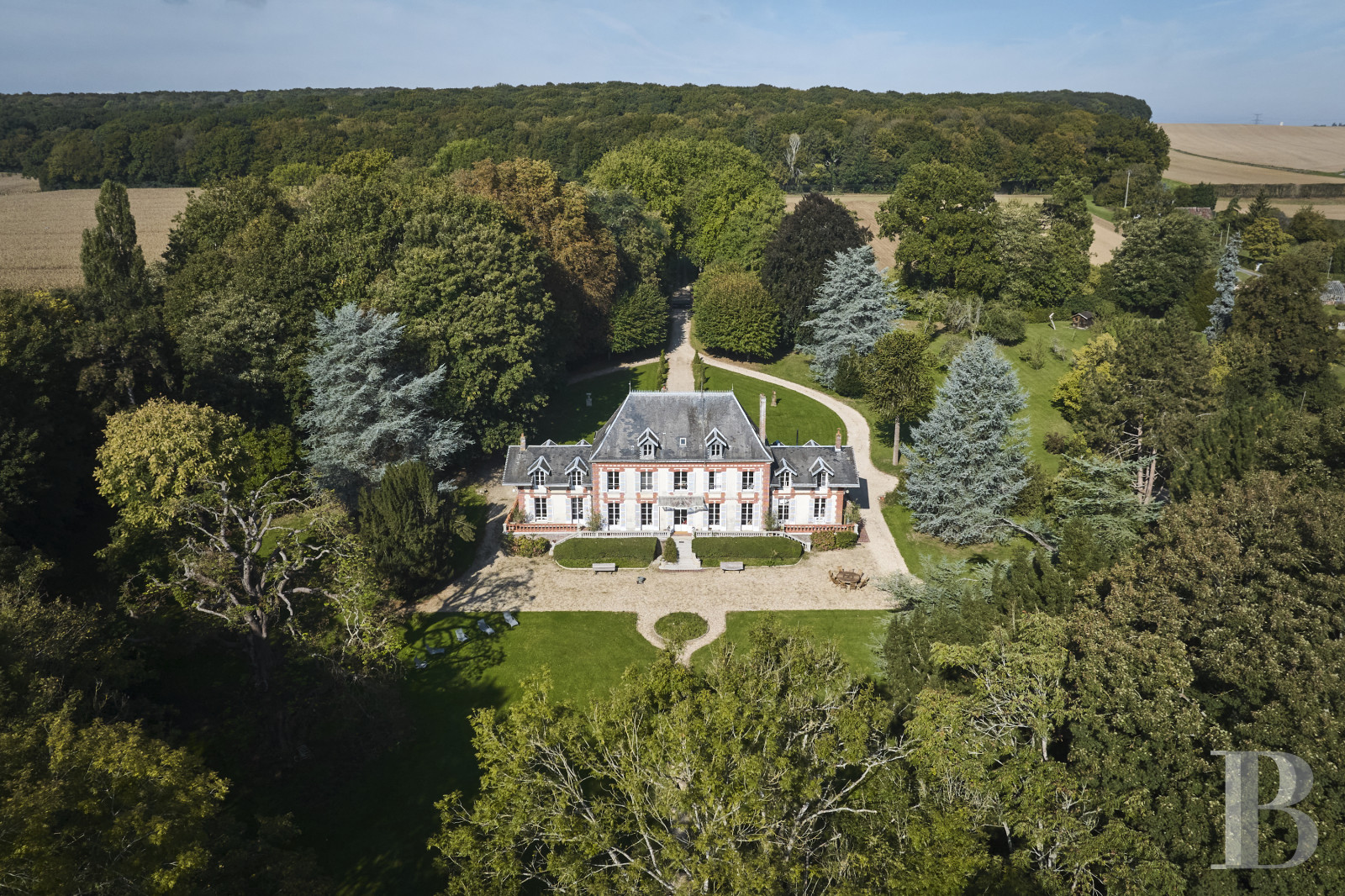 Dans l’Oise, non loin de Gisors, un château du 19e siècle et son grand parc arboré - photo  n°1