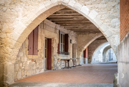 aquitaine - A former hotel turned dwelling with 650 m², a bar, theatre, library, cinema  and garden to landscape, on the central square of a medieval fortified town