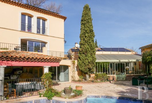 paca - À Toulon, dans une rue calme du quartier du Cap-Brun, une maison Napoléon III originale, agrandie au 20e s., avec jardin arboré et piscine