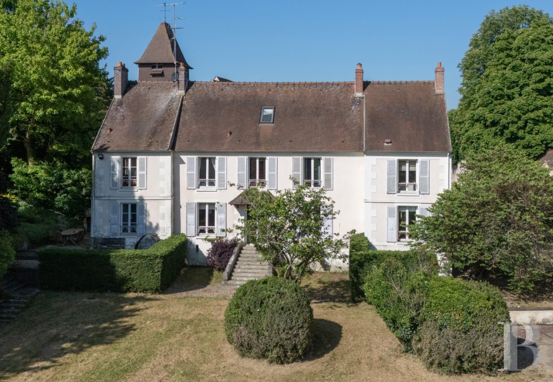 Character houses for sale - ile-de-france - Dans un village situé dans le Vexin français, une maison de maître de 450 m², sa dépendance de 150 m², sa piscine et son parc arboré de 1 ha