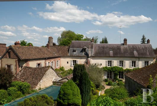 picardie - À 1 h de Paris, dans le centre-ville de Chaumont-en-Vexin,                                              un vaste hôtel particulier du 17e s., avec vue sur l’église médiévale