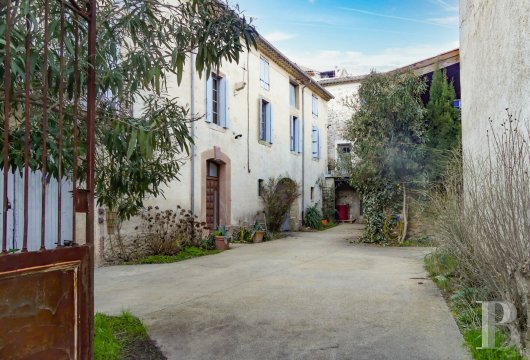 languedoc-roussillon - A winegrowing estate with a village house, 46 hectares of grounds with a vineyard and moors,  wine storehouses and annexes in the scrubland, in southern France’s Hérault department