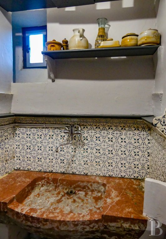 character properties France languedoc roussillon   - 11