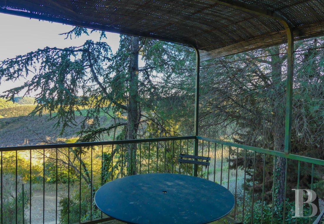 character properties France languedoc roussillon   - 17