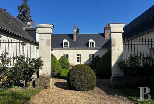 center-val-de-loire - A stately 18th-century property with outbuildings, a swimming pool and  landscaped grounds, in a residential neighbourhood on the outskirts of Tours