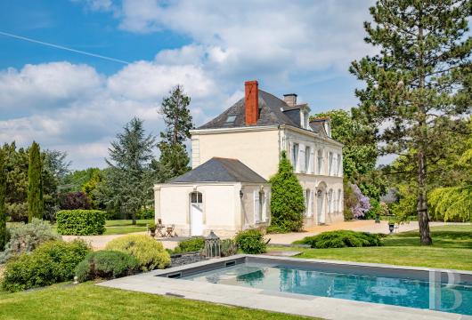 pays-de-loire - Proche d'Angers et des bords de la Loire, à l'écart d'un village,  une demeure du 17e s., avec ses dépendances aménageables et son parc de 1,7 ha
