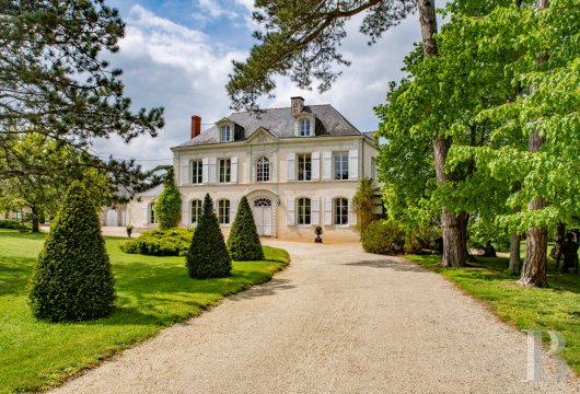pays-de-loire - A 17th-century dwelling with its convertible outbuildings and grounds of   1.7 hectares, on the outskirts of a village near Angers and the banks of the Loire
