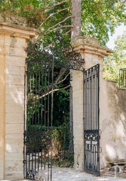 An 18th-century Provencal château on the edge of the village of Mazan to the east of Carpentras, in the Vaucluse - photo  n°2