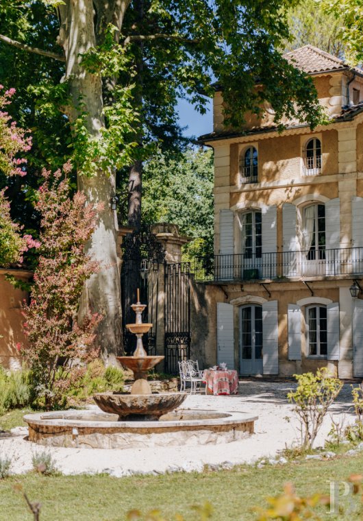 An 18th-century Provencal château on the edge of the village of Mazan to the east of Carpentras, in the Vaucluse - photo  n°3