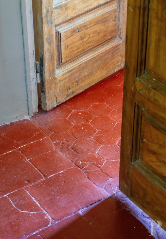 An 18th-century Provencal château on the edge of the village of Mazan to the east of Carpentras, in the Vaucluse - photo  n°23