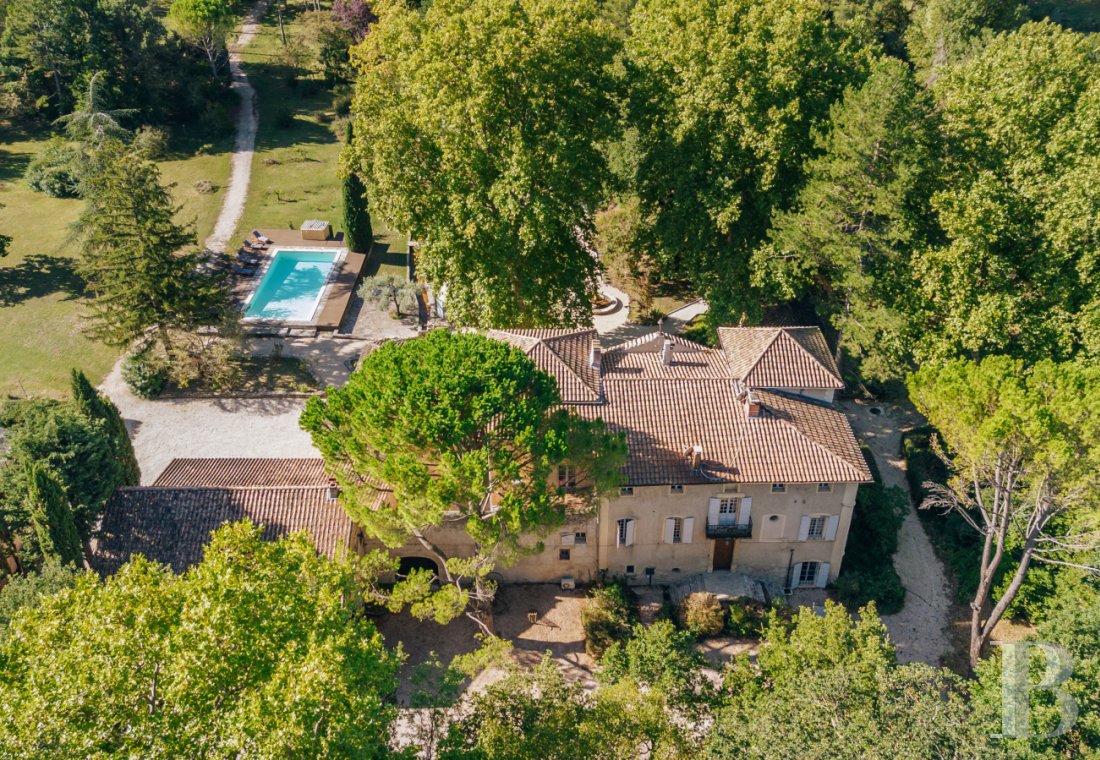 An 18th-century Provencal château on the edge of the village of Mazan to the east of Carpentras, in the Vaucluse - photo  n°4