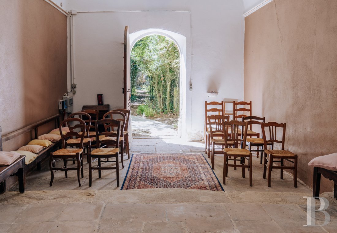 An 18th-century Provencal château on the edge of the village of Mazan to the east of Carpentras, in the Vaucluse - photo  n°31