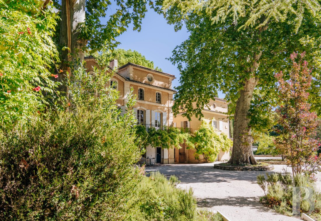 An 18th-century Provencal château on the edge of the village of Mazan to the east of Carpentras, in the Vaucluse - photo  n°5