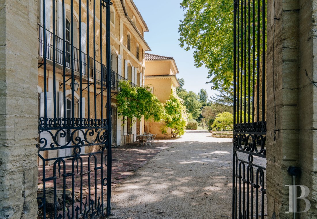 An 18th-century Provencal château on the edge of the village of Mazan to the east of Carpentras, in the Vaucluse - photo  n°34