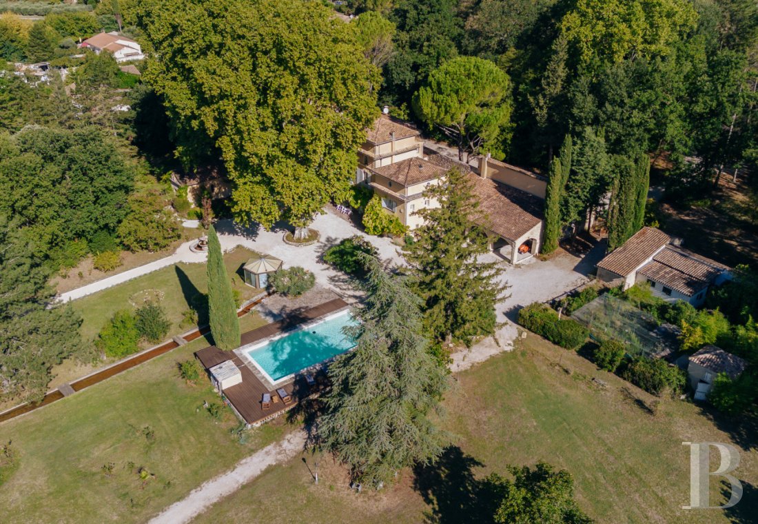 An 18th-century Provencal château on the edge of the village of Mazan to the east of Carpentras, in the Vaucluse - photo  n°33