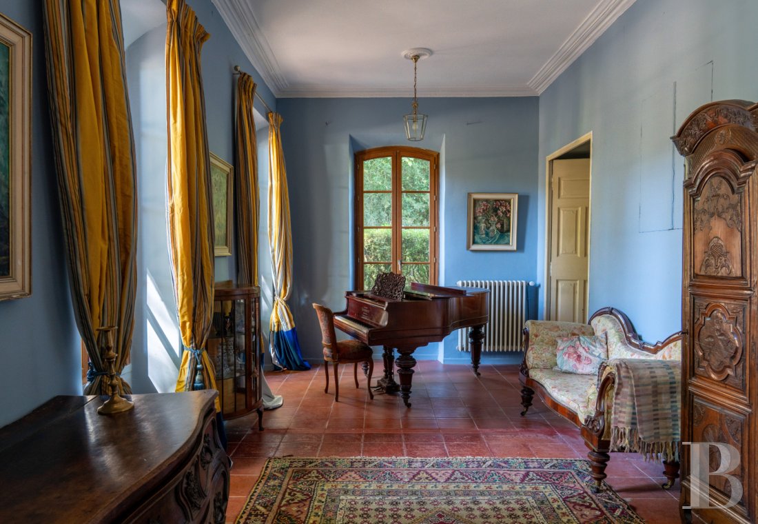 An 18th-century Provencal château on the edge of the village of Mazan to the east of Carpentras, in the Vaucluse - photo  n°13