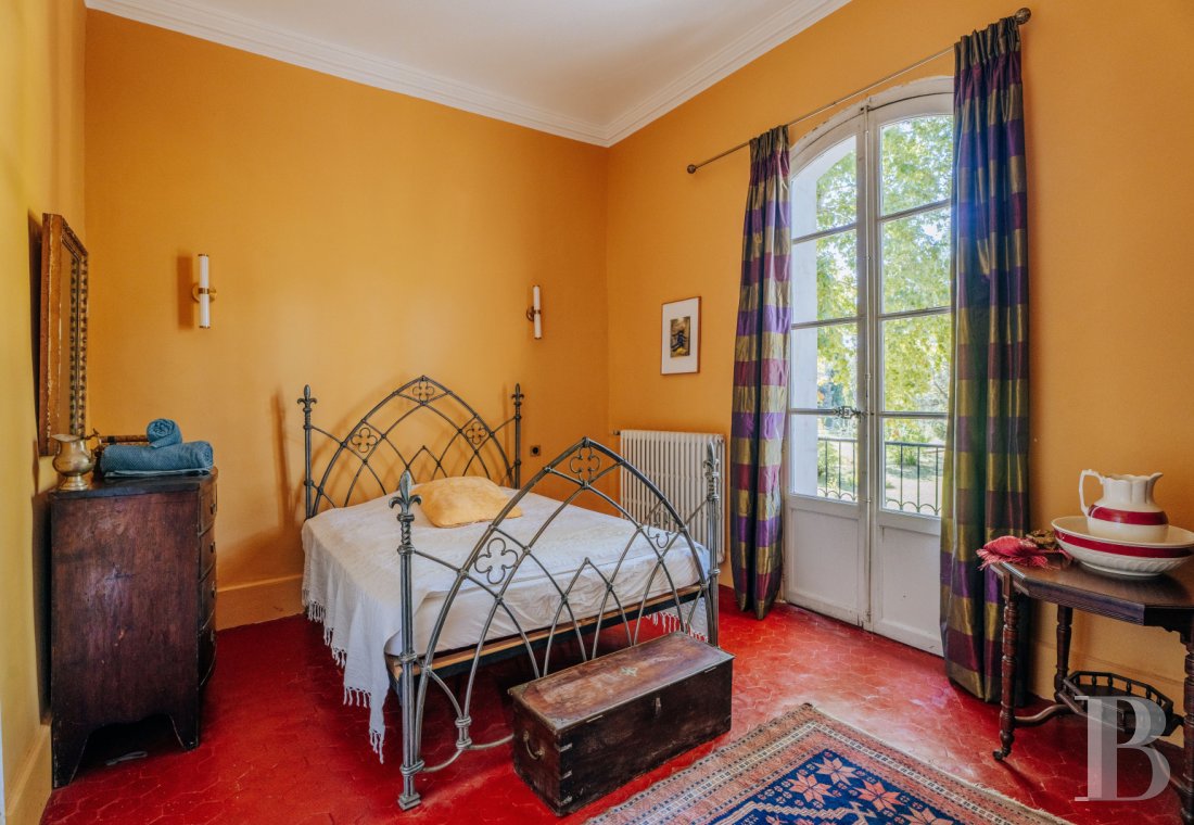An 18th-century Provencal château on the edge of the village of Mazan to the east of Carpentras, in the Vaucluse - photo  n°25