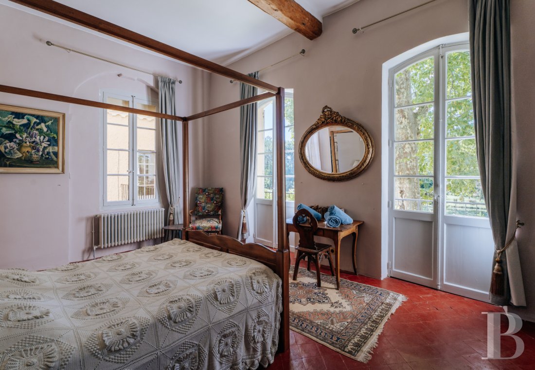 An 18th-century Provencal château on the edge of the village of Mazan to the east of Carpentras, in the Vaucluse - photo  n°24