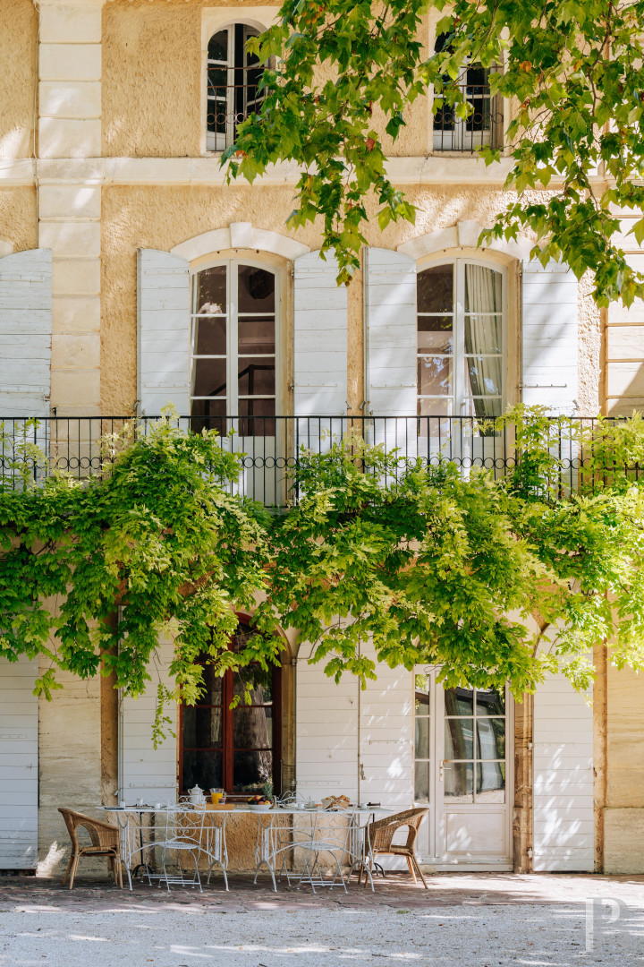 Dans le Vaucluse, à l’est de Carpentras, un château provençal du 18e en lisière du village de Mazan - photo  n°6