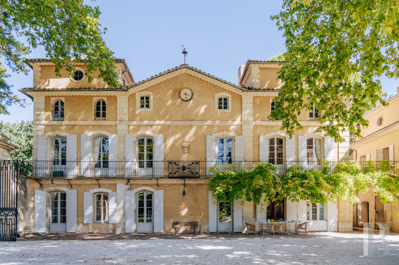 An 18th-century Provencal château on the edge of the village of Mazan to the east of Carpentras, in the Vaucluse - photo  n°1