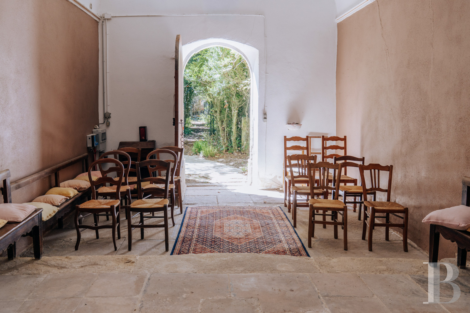 An 18th-century Provencal château on the edge of the village of Mazan to the east of Carpentras, in the Vaucluse - photo  n°31