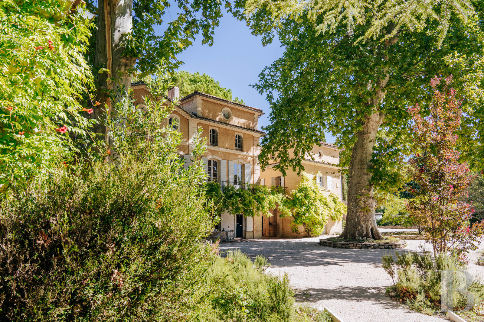 An 18th-century Provencal château on the edge of the village of Mazan to the east of Carpentras, in the Vaucluse - photo  n°5
