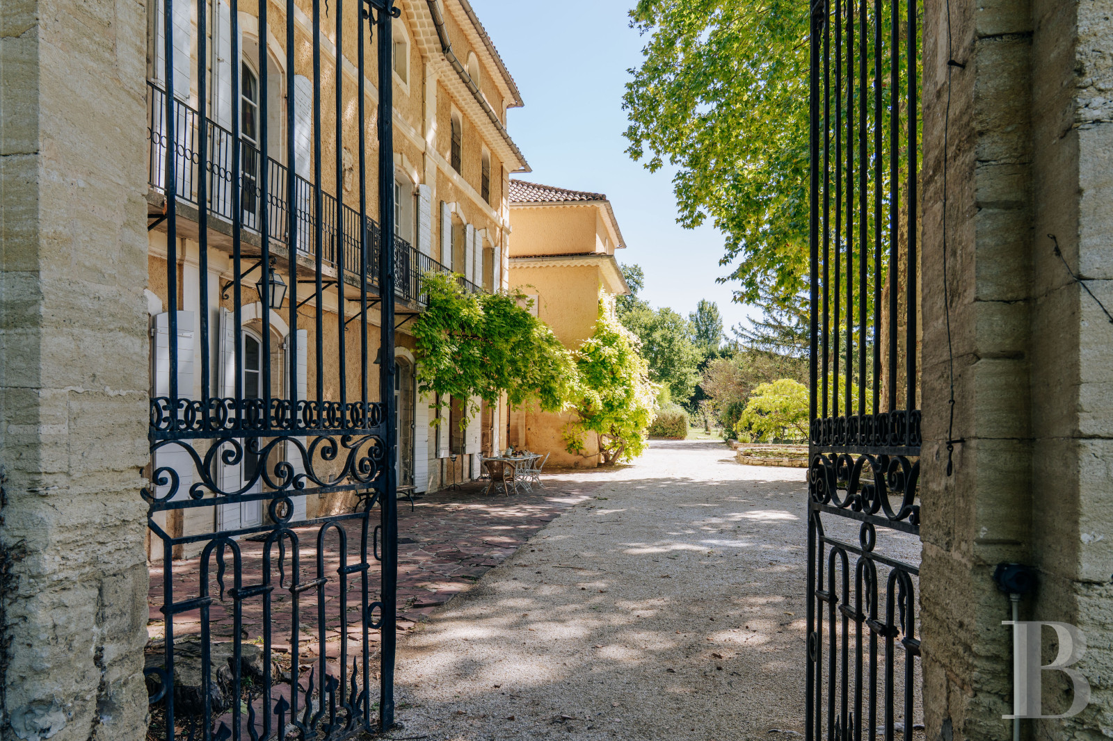 An 18th-century Provencal château on the edge of the village of Mazan to the east of Carpentras, in the Vaucluse - photo  n°34