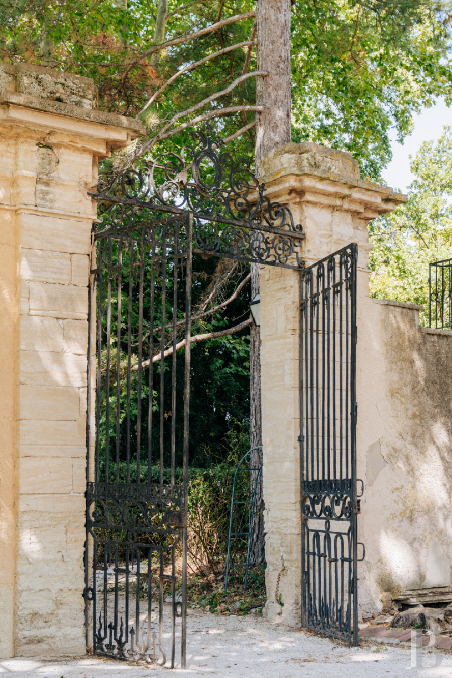 An 18th-century Provencal château on the edge of the village of Mazan to the east of Carpentras, in the Vaucluse - photo  n°2