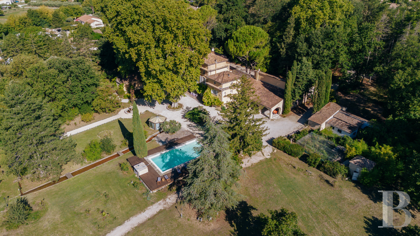 An 18th-century Provencal château on the edge of the village of Mazan to the east of Carpentras, in the Vaucluse - photo  n°33