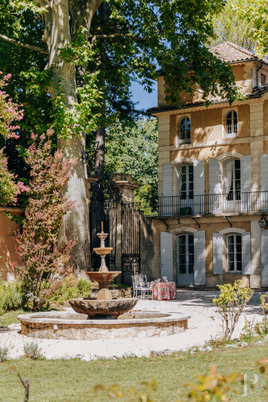 An 18th-century Provencal château on the edge of the village of Mazan to the east of Carpentras, in the Vaucluse - photo  n°3