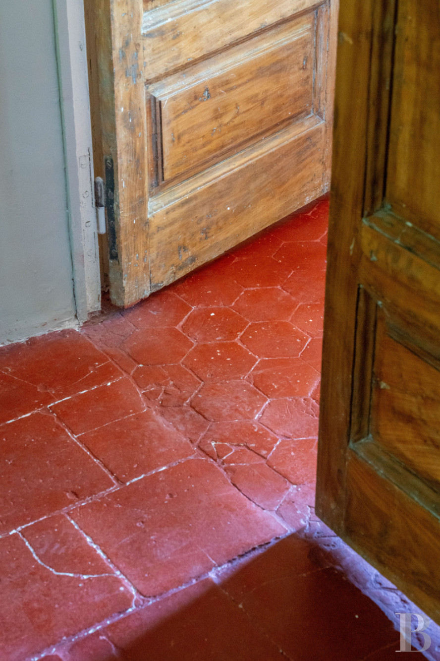 An 18th-century Provencal château on the edge of the village of Mazan to the east of Carpentras, in the Vaucluse - photo  n°23