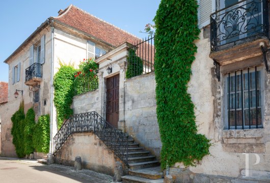 burgundy - A 17th-century private mansion, recognised by the Heritage Foundation,  with its outbuildings and garden, in the historical centre of Tonnerre
