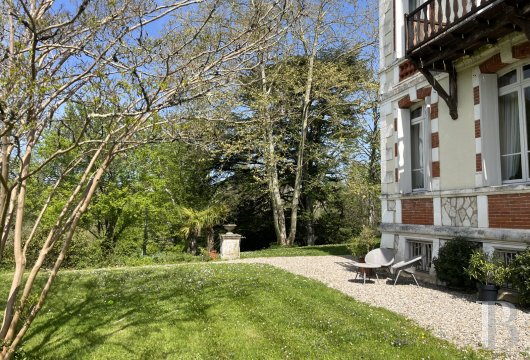 aquitaine - A Belle Epoque villa, with grounds, a swimming pool, outbuildings and a view of the village perched on the hill, at the foot of a royal fortified town in the Lot-et-Garonne area