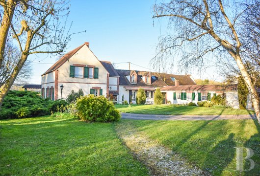 burgundy - A rural property, with large grounds and private jetty, in the north of the Yonne area, along an old towpath